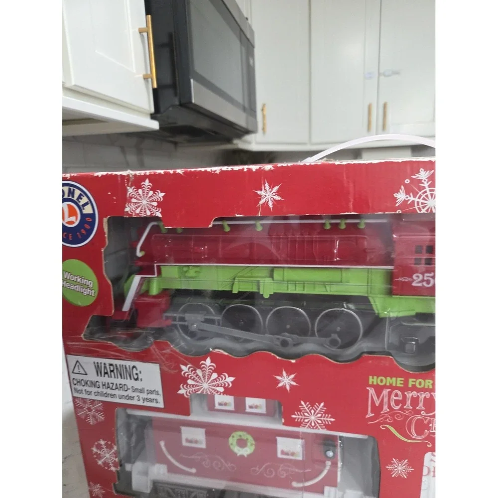 Lionel 7-11915 Home For The Holiday Ready-to-Play set